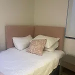 Acogedora Habitacion Junto A Nuestra Familia En Exclusivo Sector De Santiago